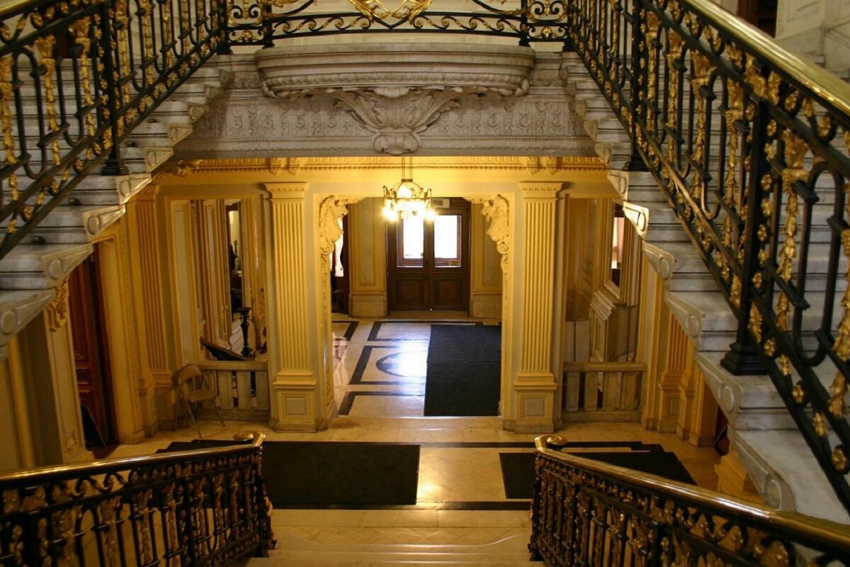 Строгановский дворец парадная лестница