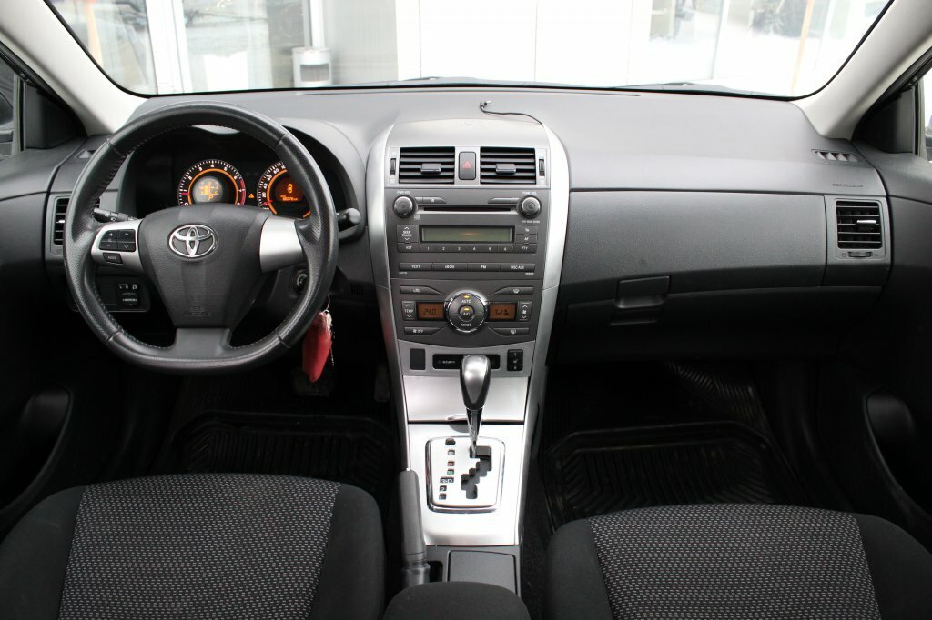 Салон Toyota Corolla X (рестайлинг)