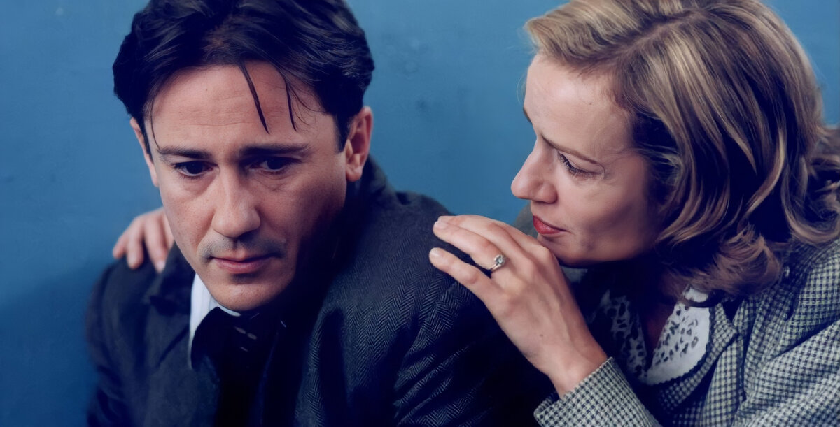 Кадр из фильма «Восток-Запад», 1999 г., режиссер Режис Варнье