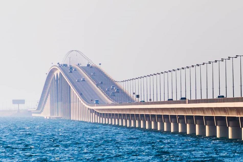 Мост короля Фахда.
Источник фотографии: https://travel-picture.ru/wp-content/uploads/2020/02/most-korolya-farhada.jpg