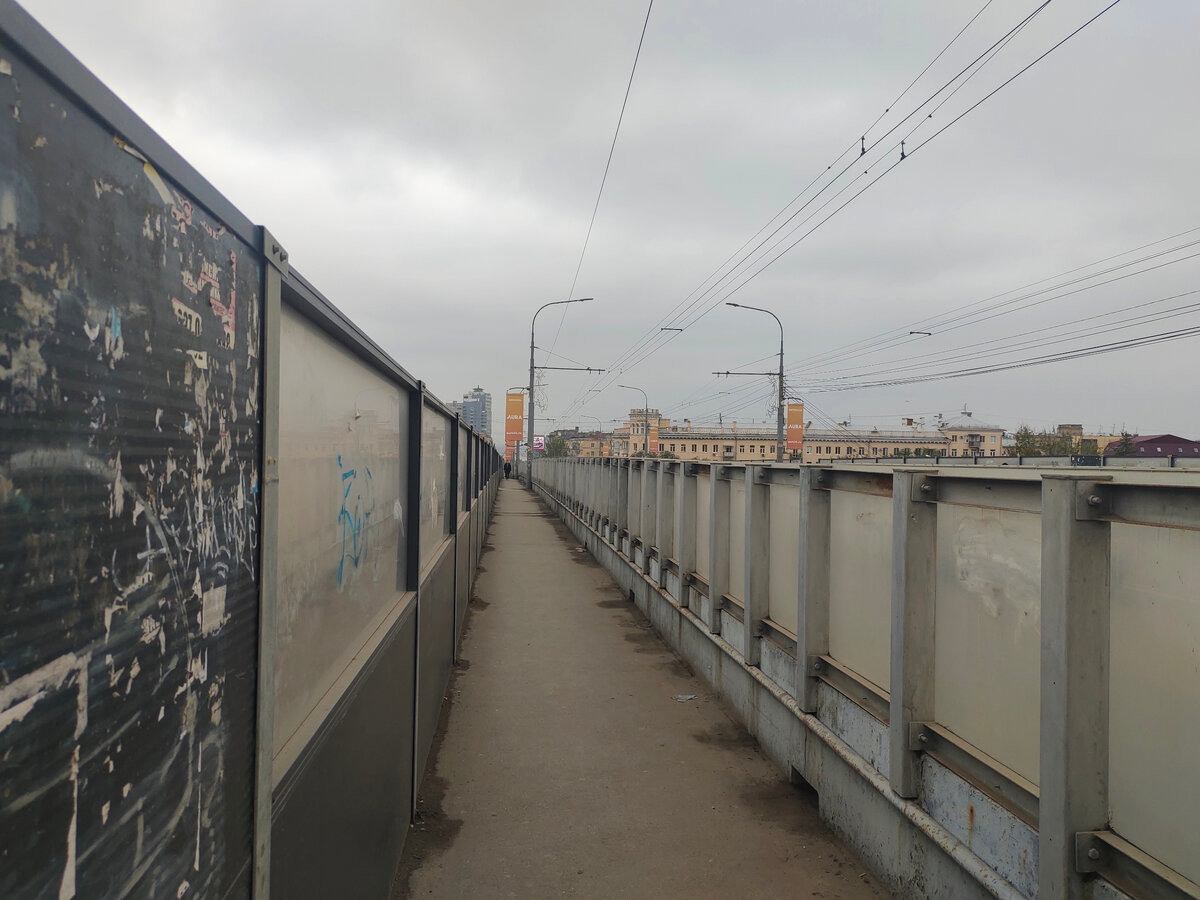 Организация пешеходного движения в Волгограде. Никогда не скажешь, что идёшь по мосту! Под тобой ЖД-пути, а за низкой оградой - автотрасса.