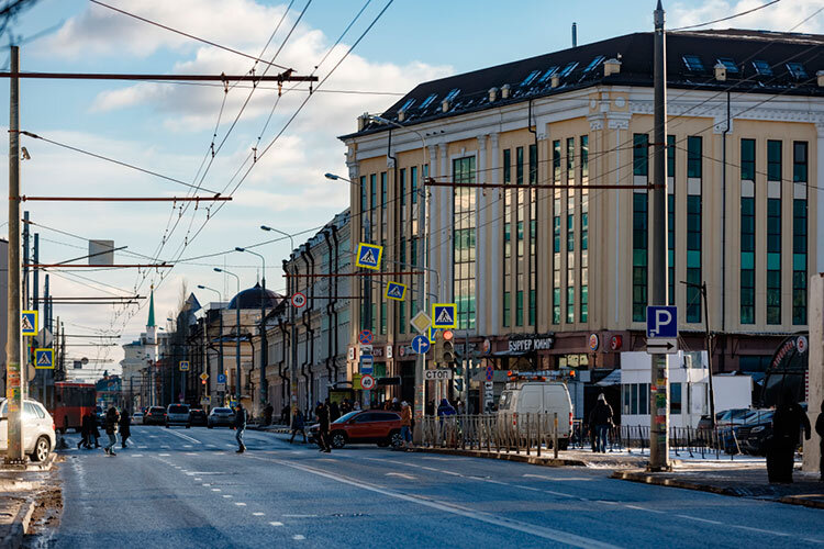 Протяженность улицы Московской — 1,7 километра. Она берет свое начало от улицы Ташаяк и выходит на Татарстан. Кадастровая стоимость всей недвижимости оценивается более чем в 8,2 млрд рублей