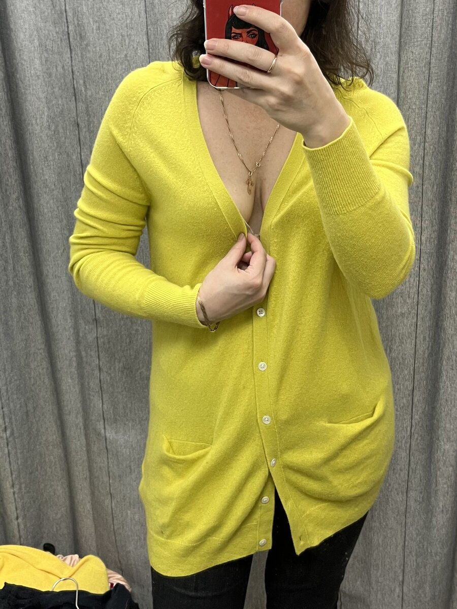 Извините, вырез на кардигане 🤦‍♀️