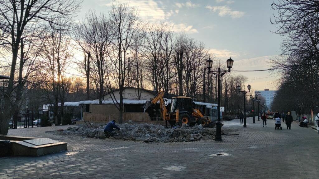     Конструкцию фонтана в парке «Сказка» убирают с помощью трактора, сообщает Telegram-канал «Тютина».