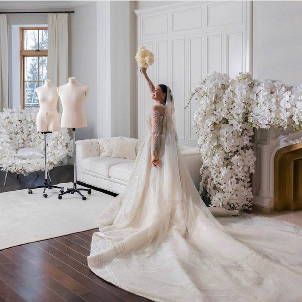 Одно из свадебных платьев Оксаны Самойловой вместе с фатой весило около 15 кг. Фото © Instagram (признан экстремистской организацией и запрещён на территории Российской Федерации) / samoylovaoxana