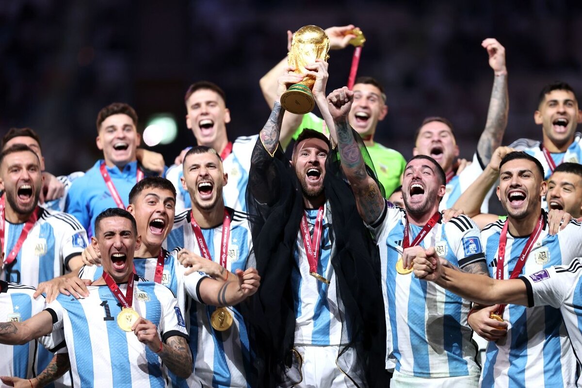 Фото взято с сайта: https://daytimenews.ru/sport/sbornoy-argentiny-vruchili-trofey-za-pobedu-na-chempionate-mira-2022-153779.html