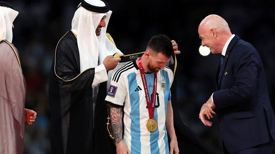 На плечи "Короля футбола" эмир Катара Тамим ибн Хамад Аль-Тани одел Бишт (накидка) расшитый золотом, что означает принадлежность человека к знатному роду, мужчины надевают его по особым случаям: во время приемов, торжеств и, например, на свадебные церемонии.