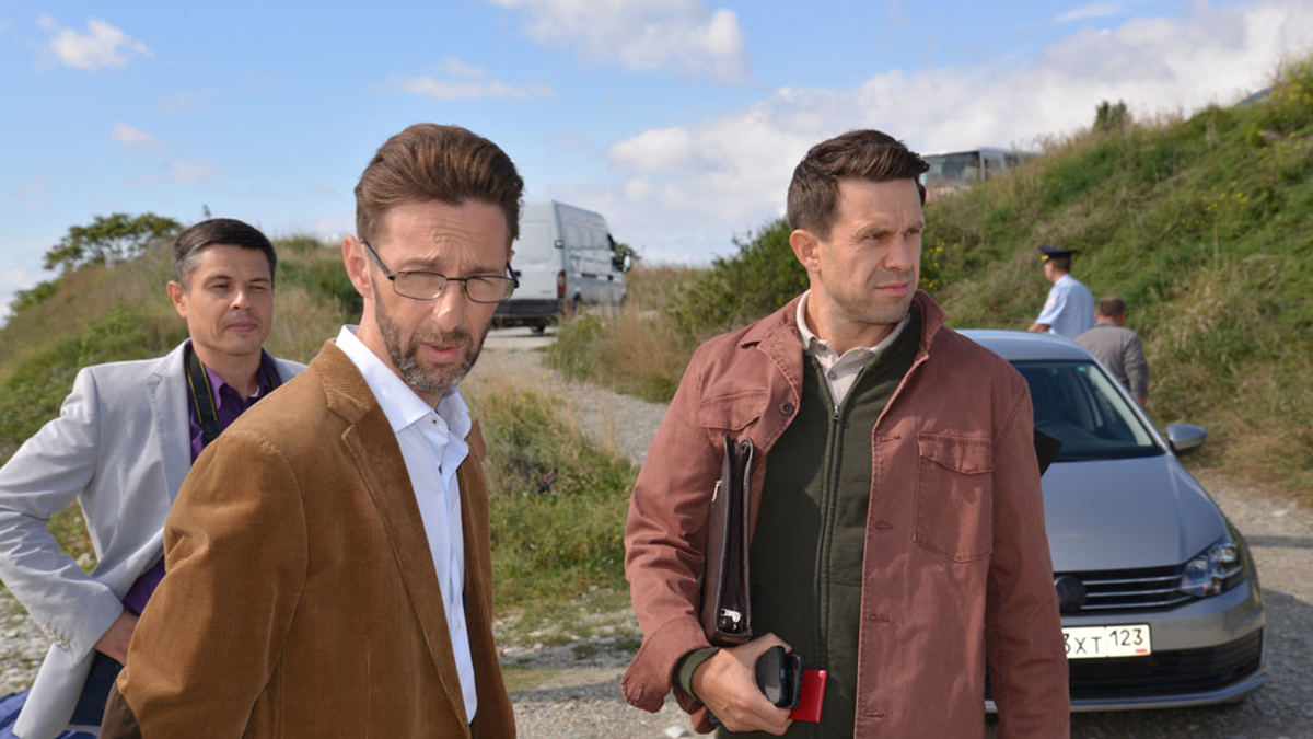 Сергей Перегудов в роли следователя (справа)