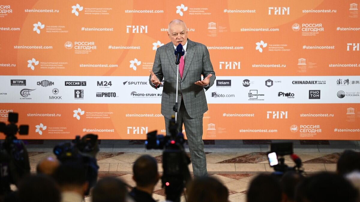    Генеральный директор медиагруппы "Россия сегодня" Дмитрий Киселев выступает на открытии выставки победителей Международного конкурса фотожурналистики имени Андрея Стенина в Государственном историческом музее в Москве© РИА Новости / Владимир Астапкович