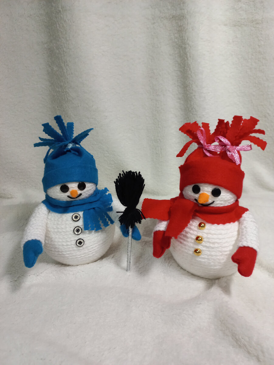 Два милых снеговика.