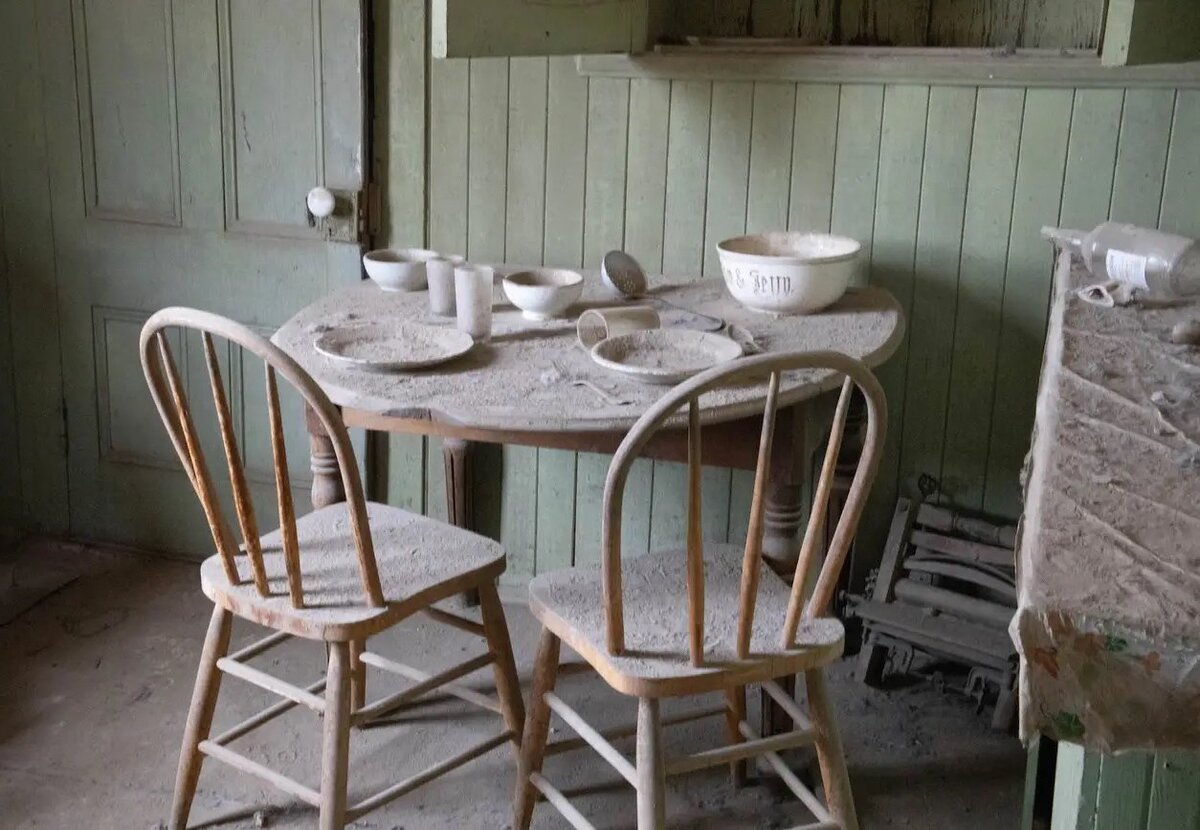     Как выглядит «проклятый» город-призрак Боди: нетронутая еда, тетради на партах