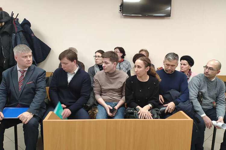    Процесс «знакомства» с подсудимыми занял около 10 минут, судья постоянно отвлекался, чтобы сделать потерпевшим замечания — они то громко шуршали сумками, то переговаривались, а Маргарита Владимировна то и дело переспрашивала у подруг по несчастью, что именно сказал судья