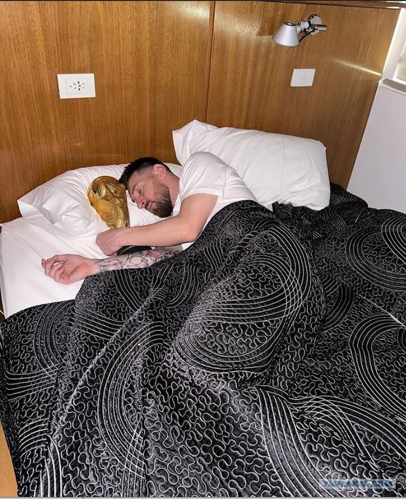 Месси спит в обнимку с кубком чемпионата мира. 