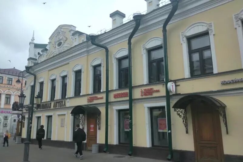 Улица Баумана в Казани. Проломная аптека. Фото моё