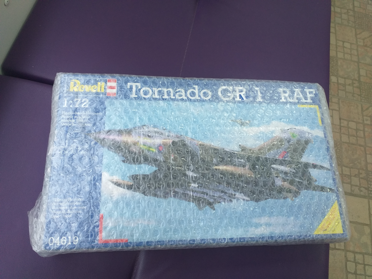 Тот самый Торнадо GR.1 от Revell. Коробка обернута в упаковочную плёнку-пупырку 