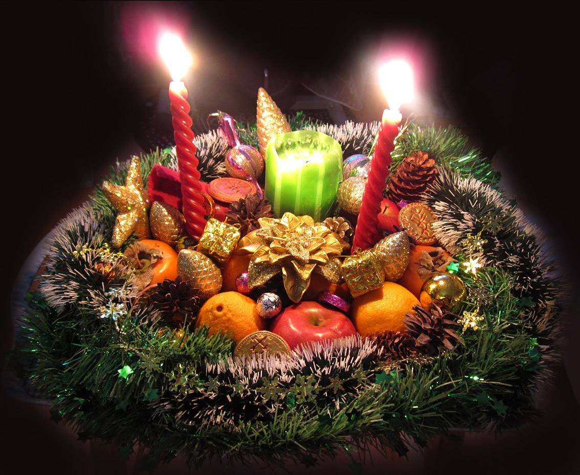 небольшой новогодний венок с яблоками, мандаринами, конфетами и свечами может заменить ёлку и отлично смотреться в середине стола как главное блюдо ;) 