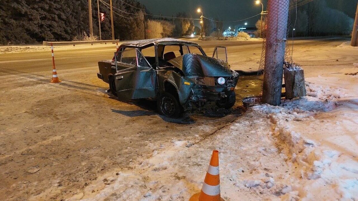     Сегодня после полуночи на улице Республики, 260, случилась трагедия: автомобиль ВАЗ врезался в столб, сообщается в telegram- канале ГИБДД Тюменской области.