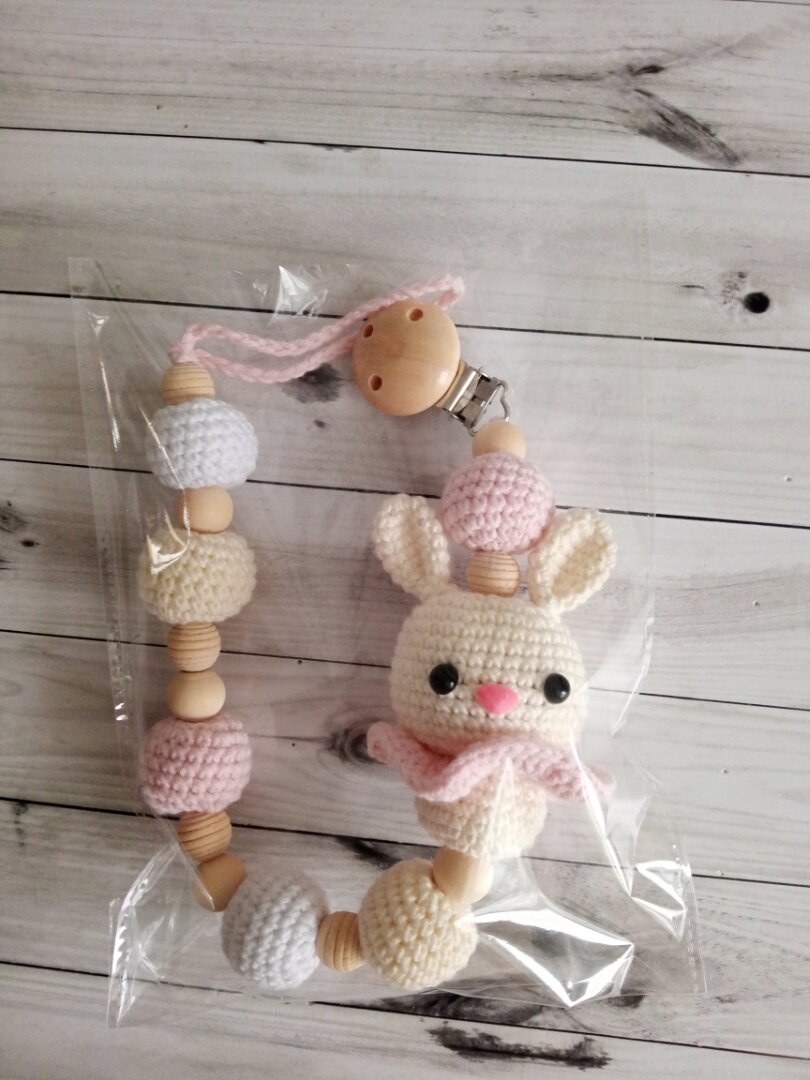 Держатель связан из полухлопка, бусины деревянные цена 500 рублей 