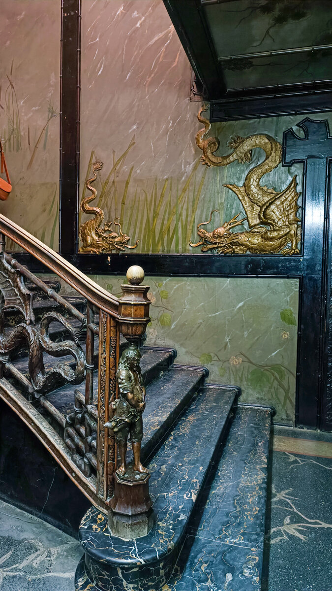 Парадная лестница в стиле шинуазри