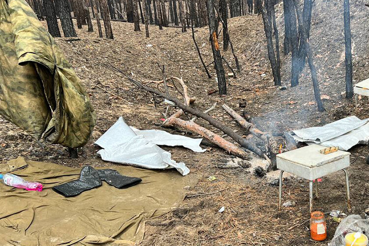    Все это время бойцы жили неподалеку в лесу — на голой земле, прикрываясь спальными мешками и теплопленкой