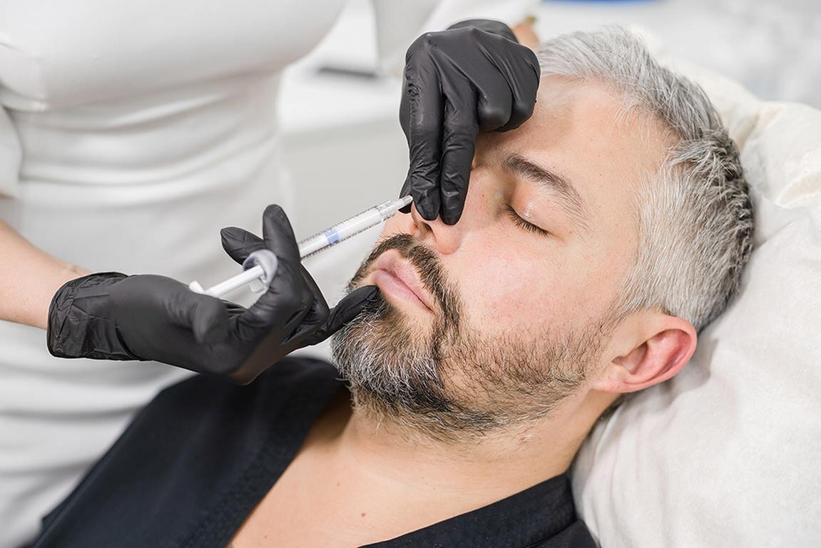 Вот стилист Александр Рогов, например, периодически в клинике PFOFESSIONAL Москва делает коррекцию форму своего носа 