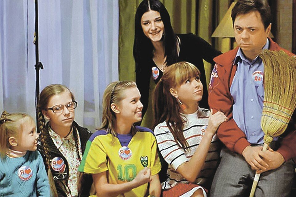     Такими они были много лет назад (слева направо): Катя Старшова, Лиза Арзамасова, Даша Мельникова, Мирослава Карпович, Андрей Леонов, Настя Сиваева (верхний ряд). Фото: Кадр из фильма