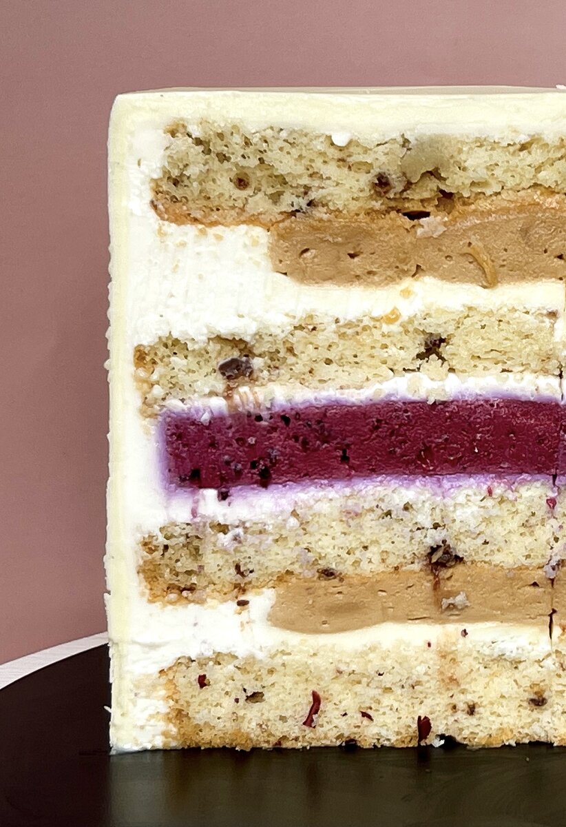 Разрез торта, на начинку которого я пожадничала)