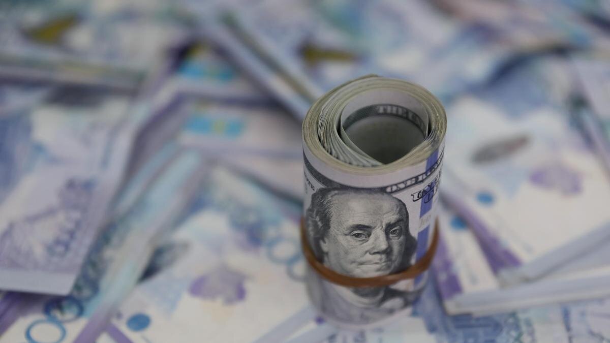    Доллары и тенге на столе:NUR.KZ / Петр Карандашов