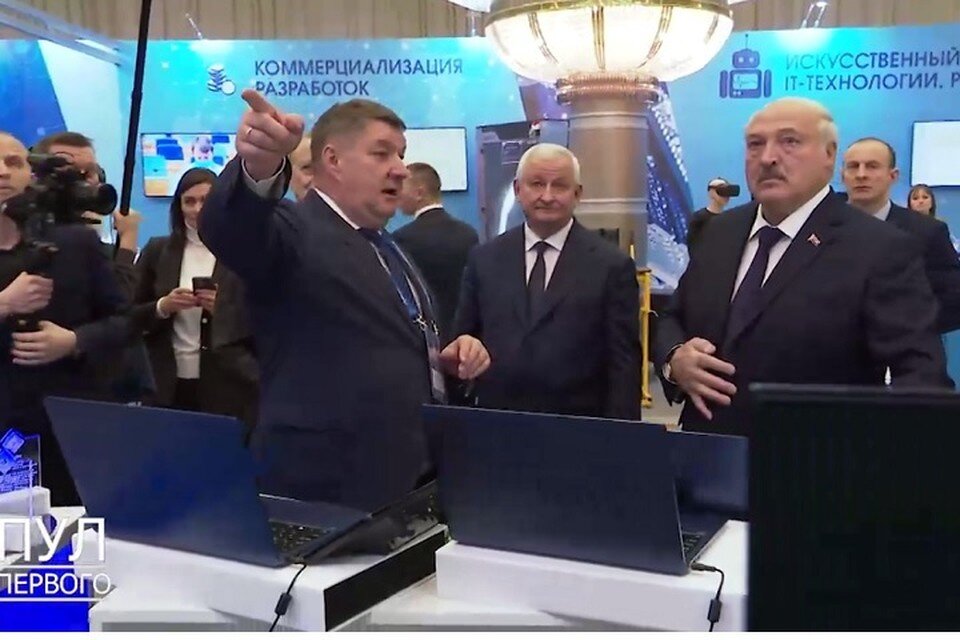     Лукашенко презентовали уникальный телвизор от "Горизонта". Фото: стоп-кадр | видео телеграм-канал «Пул Первого»