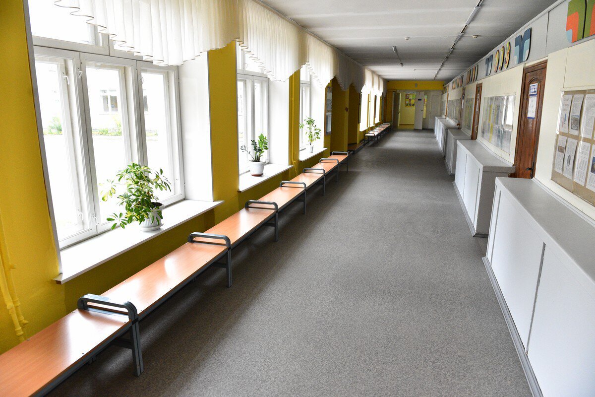 Коридор школы фото. Коридор школы фото. Американский школьный коридор. Коридор 12 школа. Пустой школьный коридор.