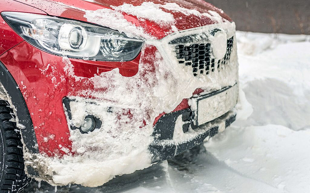 Холодная погода замедляет поток масла, создавая нагрузку на двигатель автомобиля.