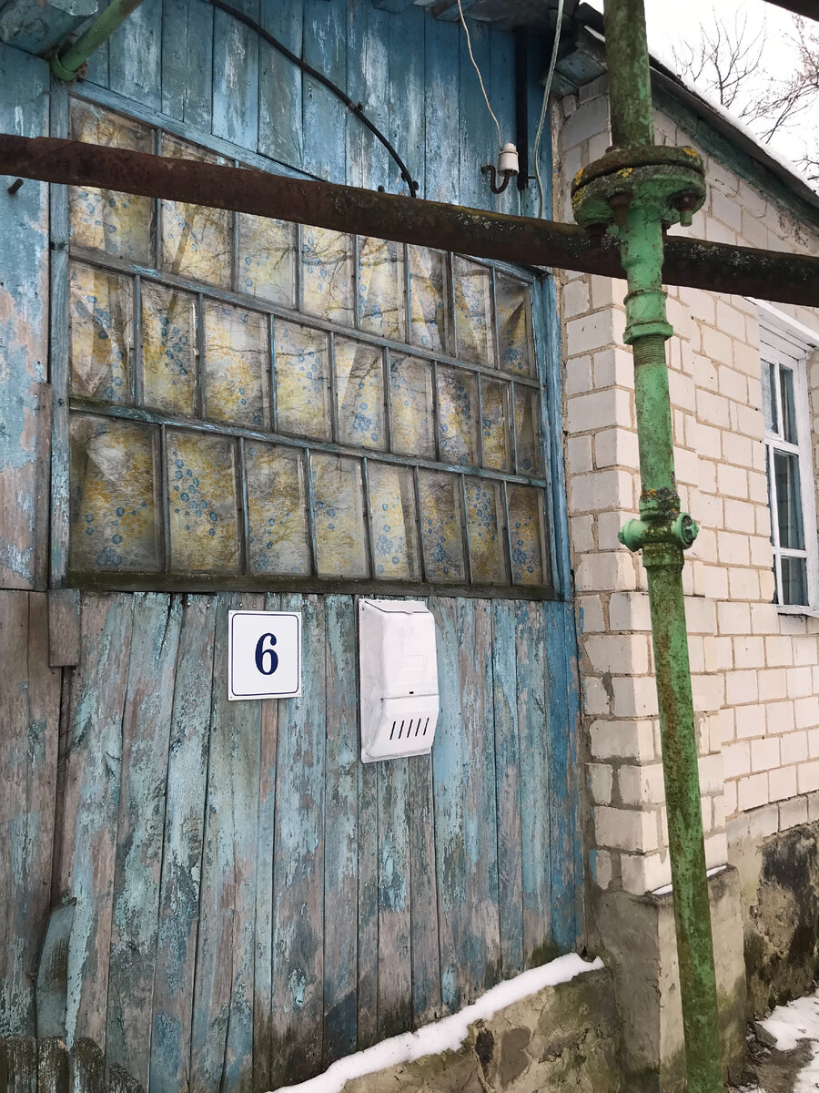 Фото автора. Почтовый ящик выкрашен и повешен на видное место, чтобы квитанции не разлетались))) Раньше он висел почему-то во дворе, за калиткой