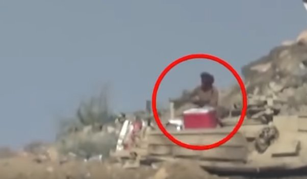 "لماذا تضرب الدبابات السعودية M1 Abrams بهذه السهولة في اليمن؟".  تقول ناقلة النفط الأمريكية