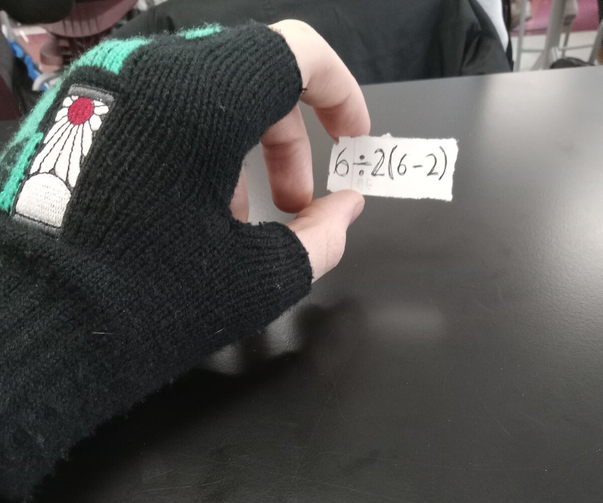     Пользователи соцсетей спорят из-за школьного примера по математике