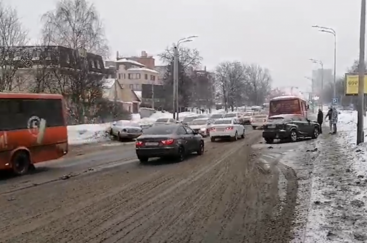    Четыре автомобиля и автобус столкнулись утром 14 февраля на улице Родионова