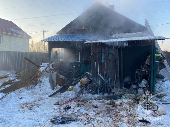     Двух человек спасли через окно из горящего дома в Благовещенске. ФОТО: ГУ МЧС по Амурской области.