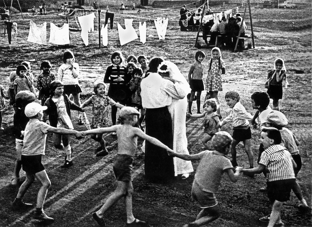 Рустам Мухаметзянов Жених и невеста
Дата съемки: 1978 год. Источник https://russiainphoto.ru/