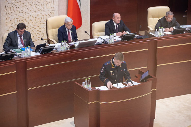    Вместо главы МВД по РТ Артема Хохорина перед депутатами Госсовета РТ отчитался его зам, начальник полиции Алексей Соколов Фото: Сергей Елагин