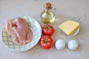 Как сделать курица с сыром и помидорами в духовке запеченную? Подготовьте для этого необходимые ингредиенты. Идеальным вариантом будет взять филе куриных грудок. Сыр выбирайте любой на свой вкус, главное, чтобы он хорошо терся на терке и легко плавился. Вкус самого сыра внесет свою нотку в готовое блюдо.