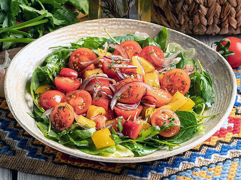 Салат из свежих овощей с соусом из авокадо