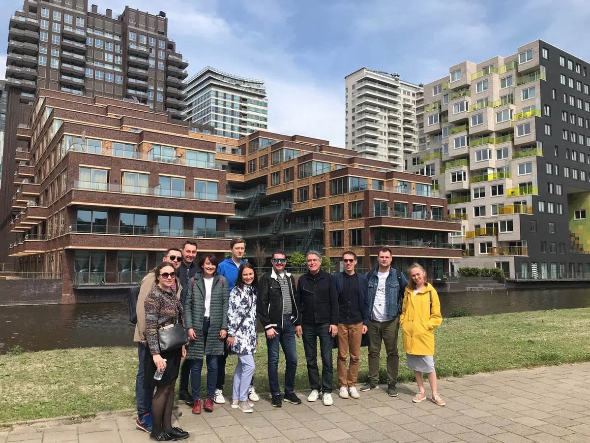 Основа голландского подхода в проектировании — частные и общественные пространства разнообразны по форме и продолжают друг друга, создавая соразмерные человеку архитектурные формы.