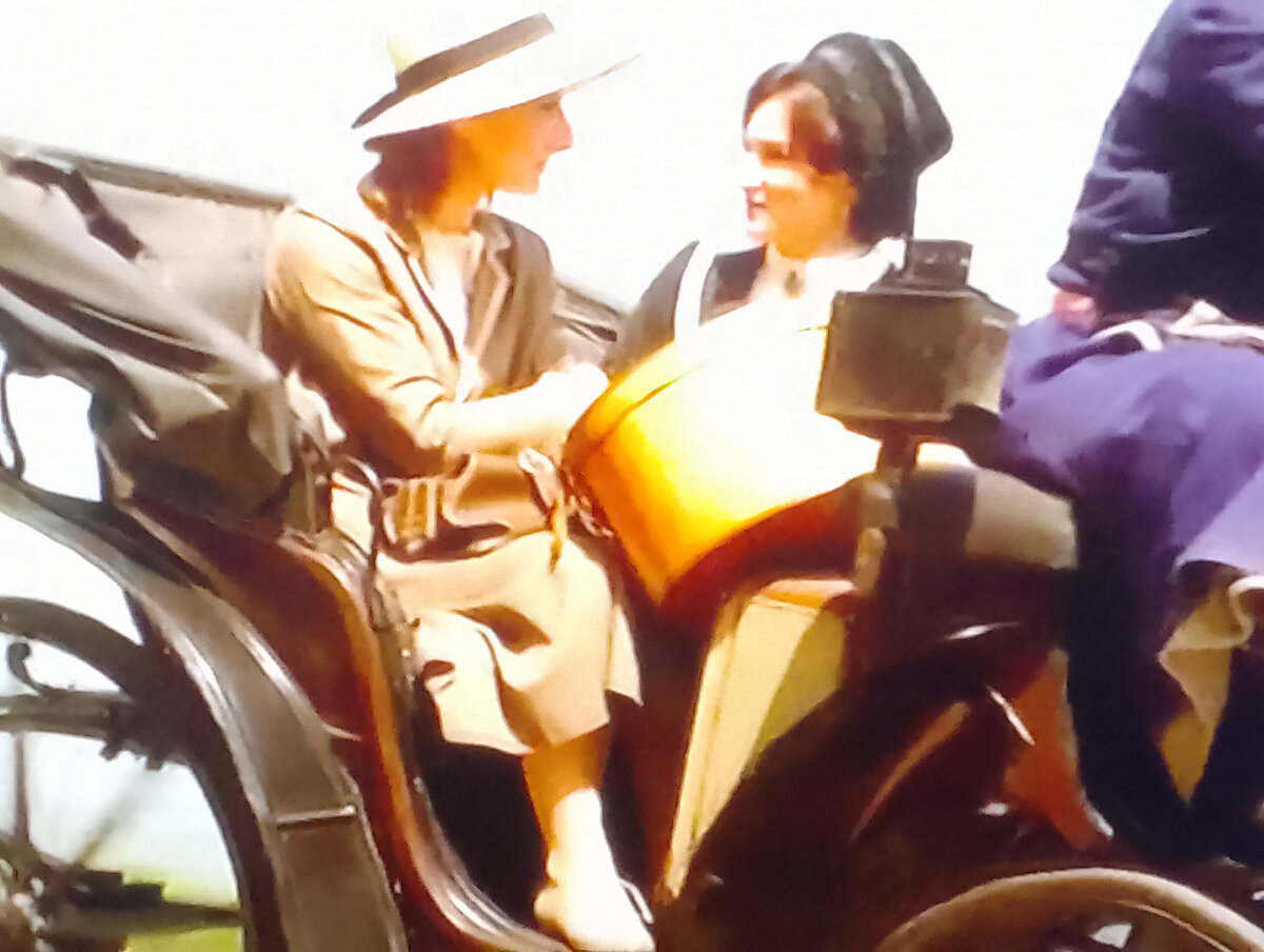 Ей помогает в этом наставница, подруга и актриса 