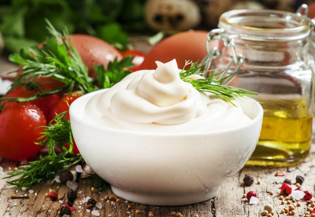 

Многие особи женского пола, готовы намазать себе на голову все что угодно что бы волосы были роскошными и длинными.
Я думаю что многие из вас однажды делали в домашних условиях разные масочки которыми кишит наш интернет или те что порекомендовала лучшая подруга.
Однажды попробовав думаю больше не хочется. Сейчас есть очень много профессиональных средств для домашнего ухода (как дорогих, так и дешевых)

Наносить средства из холодильника нельзя и я не буду рекомендовать хотя и сама раньше делала лак для волос из сахара

Все такие средства плохо влияют на кожу головы. Они могут закупоривать поры, следствие чего кожа перестанет дышать, может появится перхоть, зуд и раздражение.

Я думаю, что в 21 веке вы не будете пользоваться майонезом, горчицей и имбирем из холодильника так как  качество волос точно не улучшится
Расскажите, кто из вас делал самостоятельный уход для волос, Как вам результат?