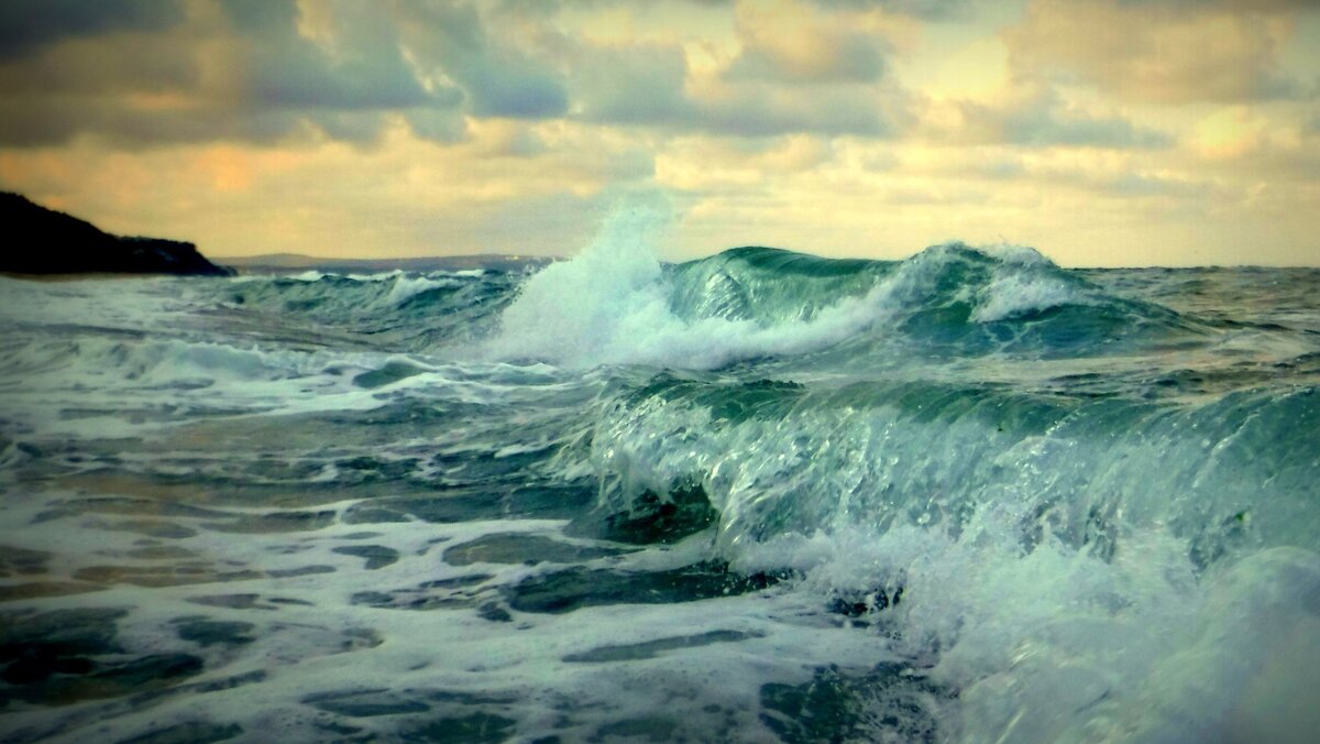 Чёрное море. У его вод сине-зеленый оттенок. Источник: https://storage.yandexcloud.net/storage.yasno.media/nat-geo/images/2019/7/19/99b6169dd3e24942b219dde58daf5247.max-2500x1500.jpg