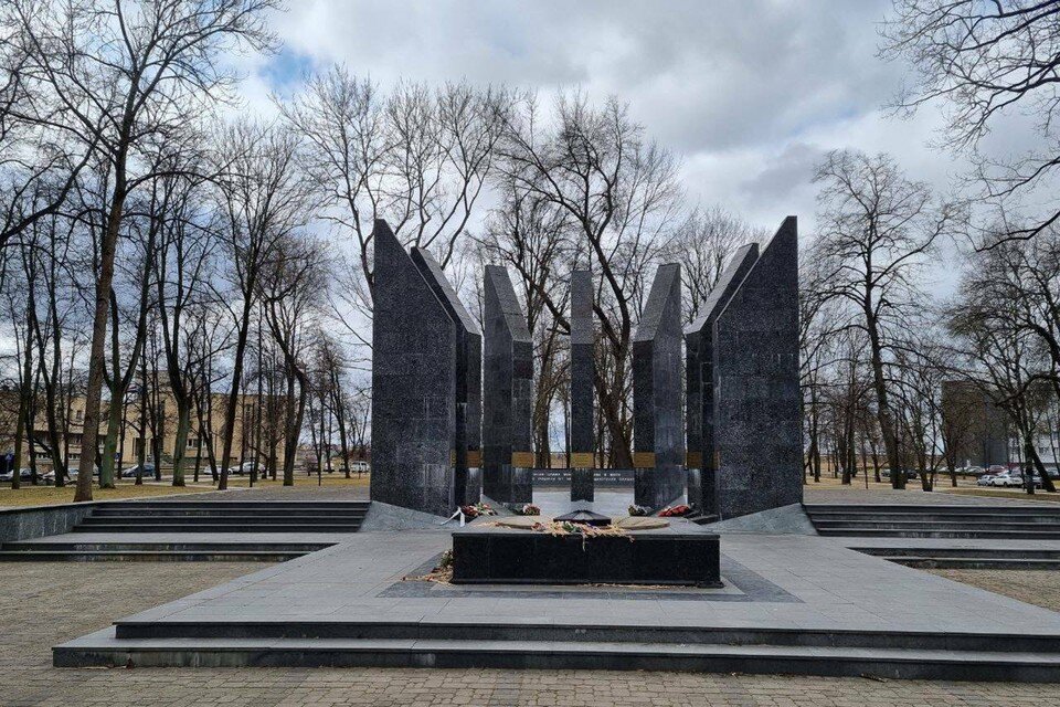     7 ноября 2019 года в даугавпилском парке Дубровина зажгли Вечный огонь от псковского огня