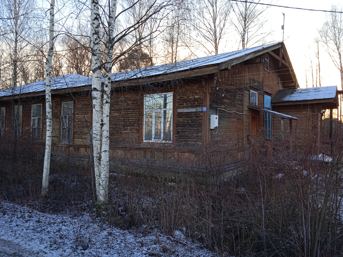 Здание инфекционного отделения (дом №72). Сейчас жилой дом. Фасады с высокими прямоугольными окнами, одинарными и сдвоенными (на месте старинного сдвоенного окна, современное ПВХ). Декор составляют узкие угловые лопатки и горизонтальные тяги, разграничивающие ярусы стен с разным направлением обшивки. Фото автора, 18 ноября 2022г.