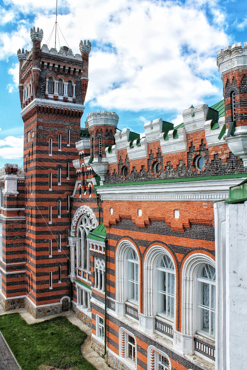 Один из фасадов здания