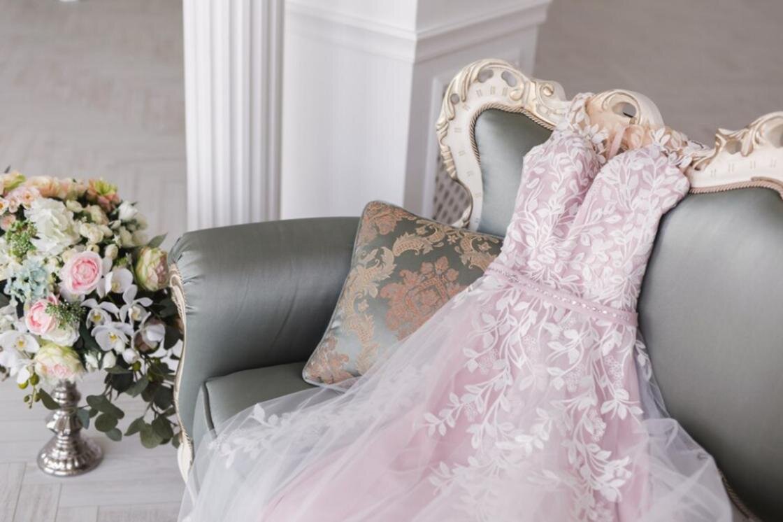    Розовое свадебное платье:Freepik