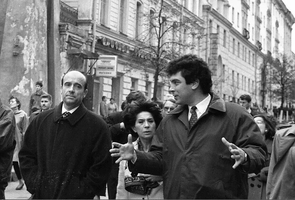 Гости города на Большой Покровской. Нижний Новгород 1994 год. Министр иностранных дел Франции Алеен Марии Жюппее.