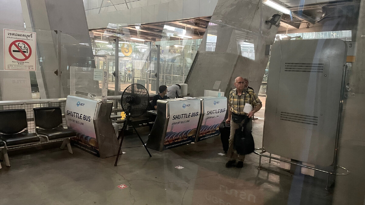 Билеты оформляют вот на этой стойке